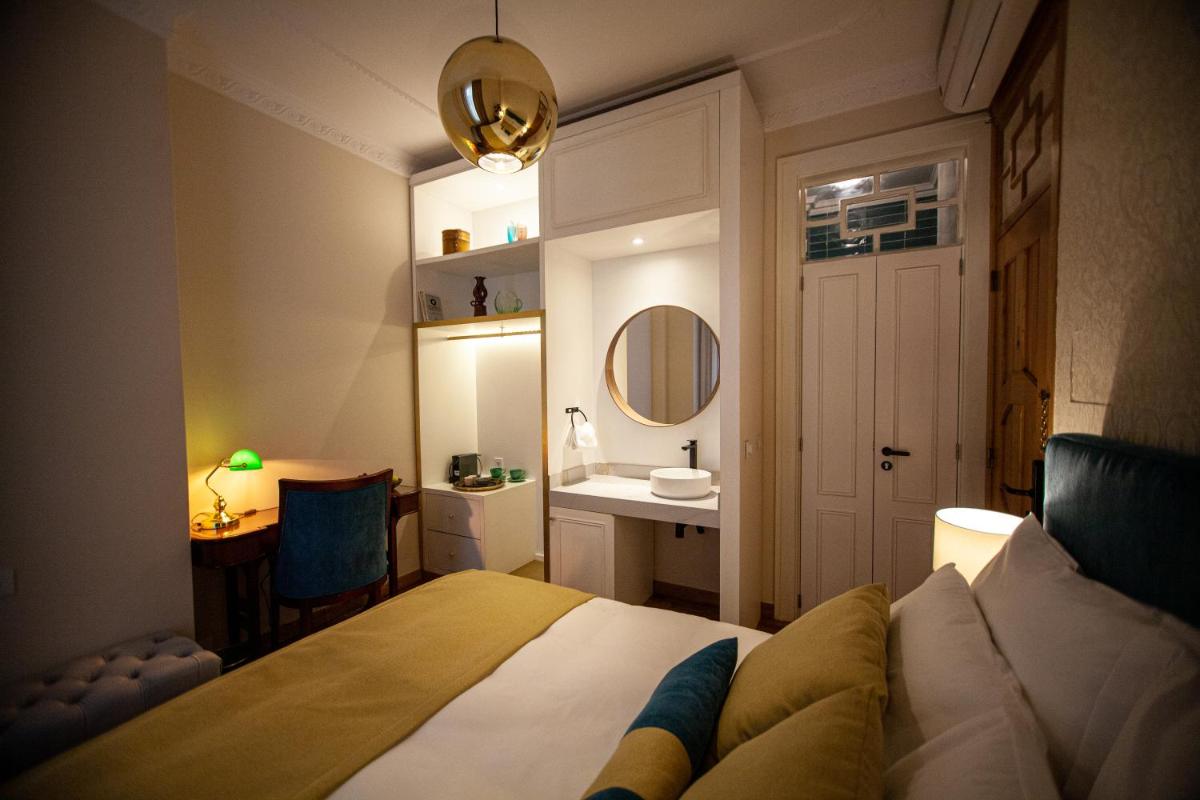 Uma cama ou camas num quarto em Storytellers Palace