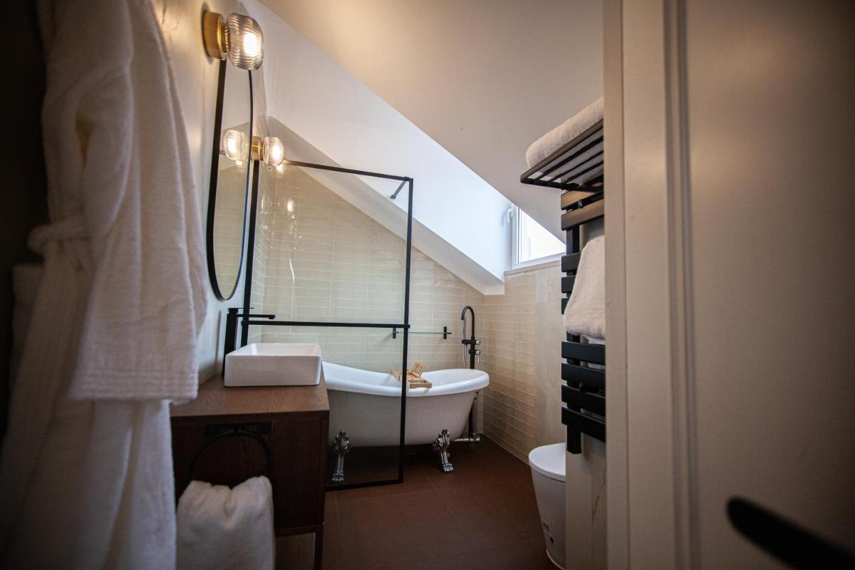 Uma casa de banho em Storytellers Palace