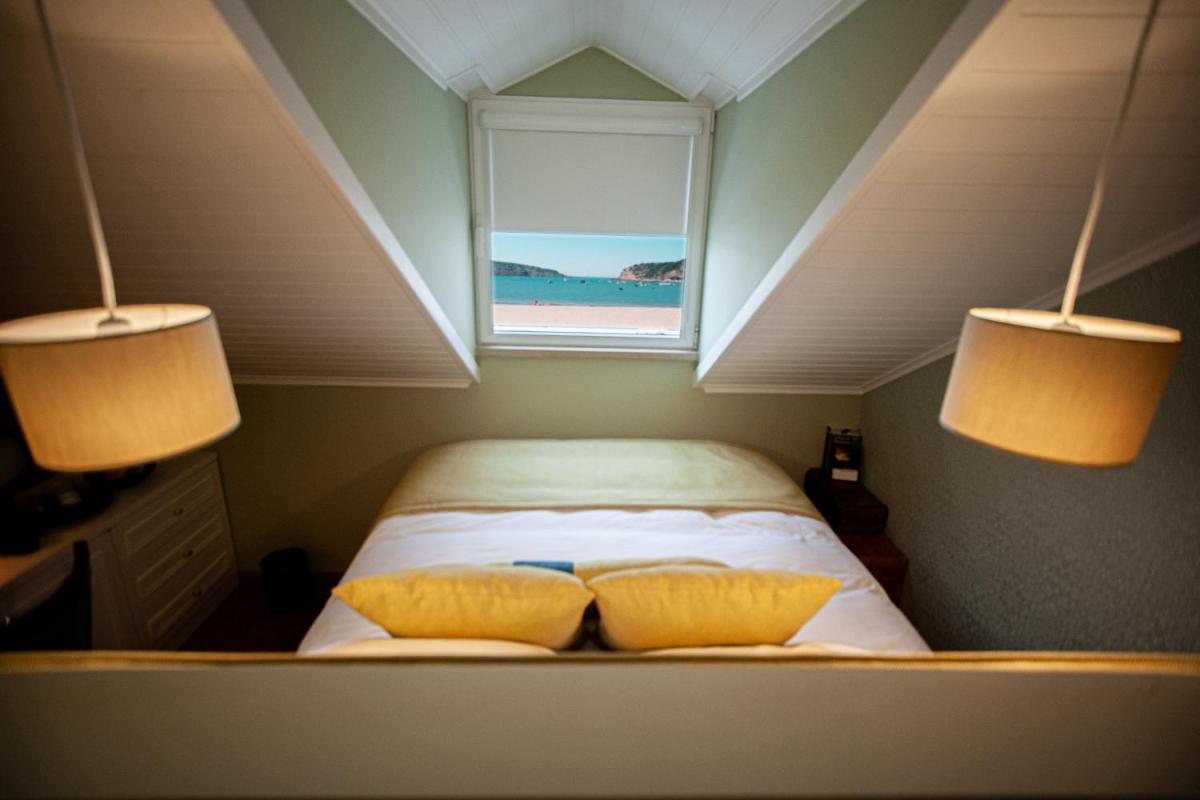 Uma cama ou camas num quarto em Storytellers Palace