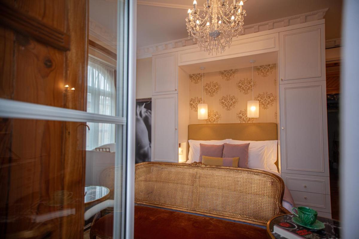 Uma cama ou camas num quarto em Storytellers Palace