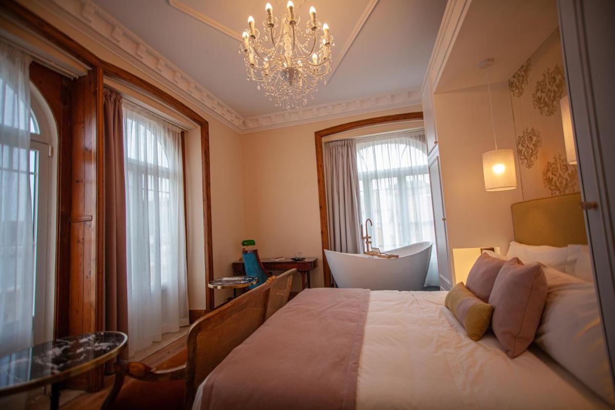Uma cama ou camas num quarto em Storytellers Palace