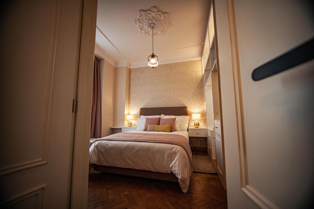 Uma cama ou camas num quarto em Storytellers Palace