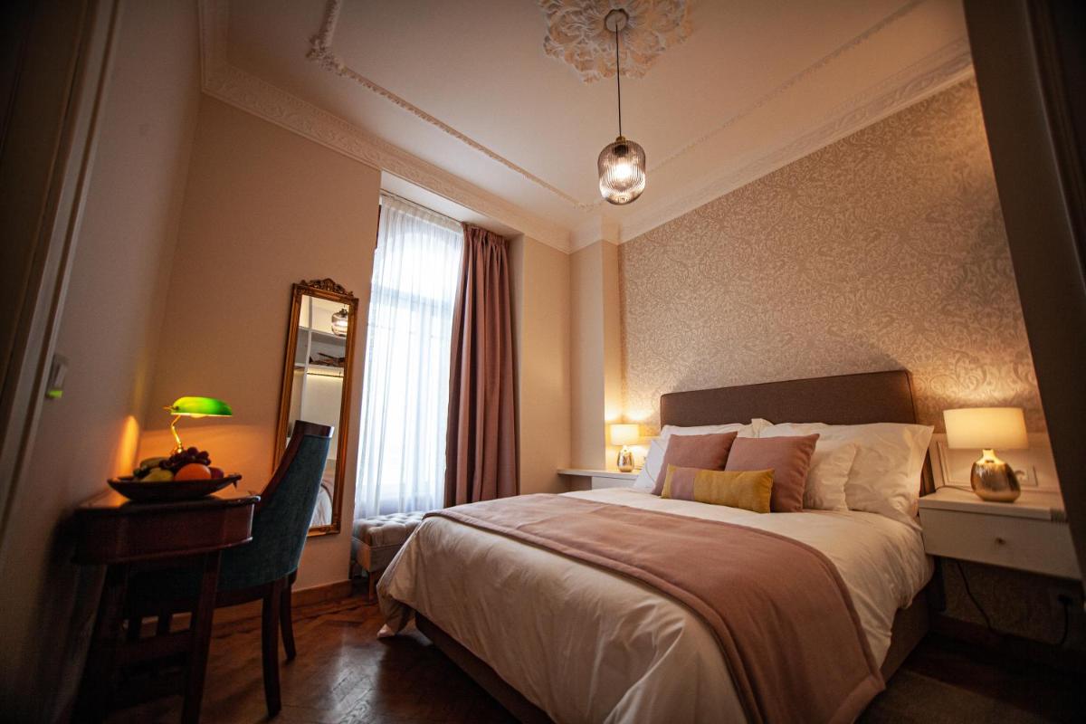 Uma cama ou camas num quarto em Storytellers Palace