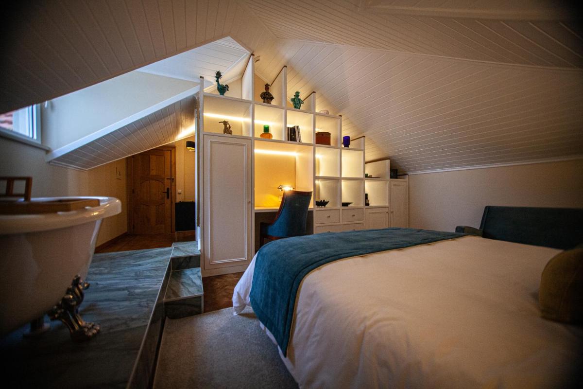 Uma cama ou camas num quarto em Storytellers Palace