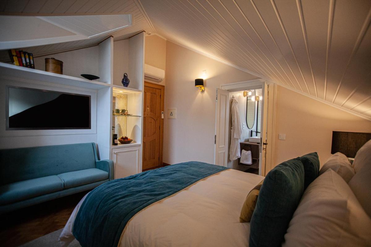 Uma cama ou camas num quarto em Storytellers Palace