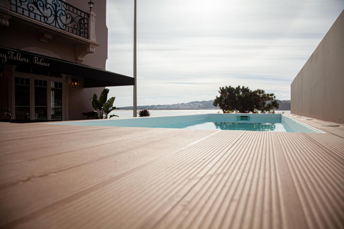 A piscina em ou perto de Storytellers Palace