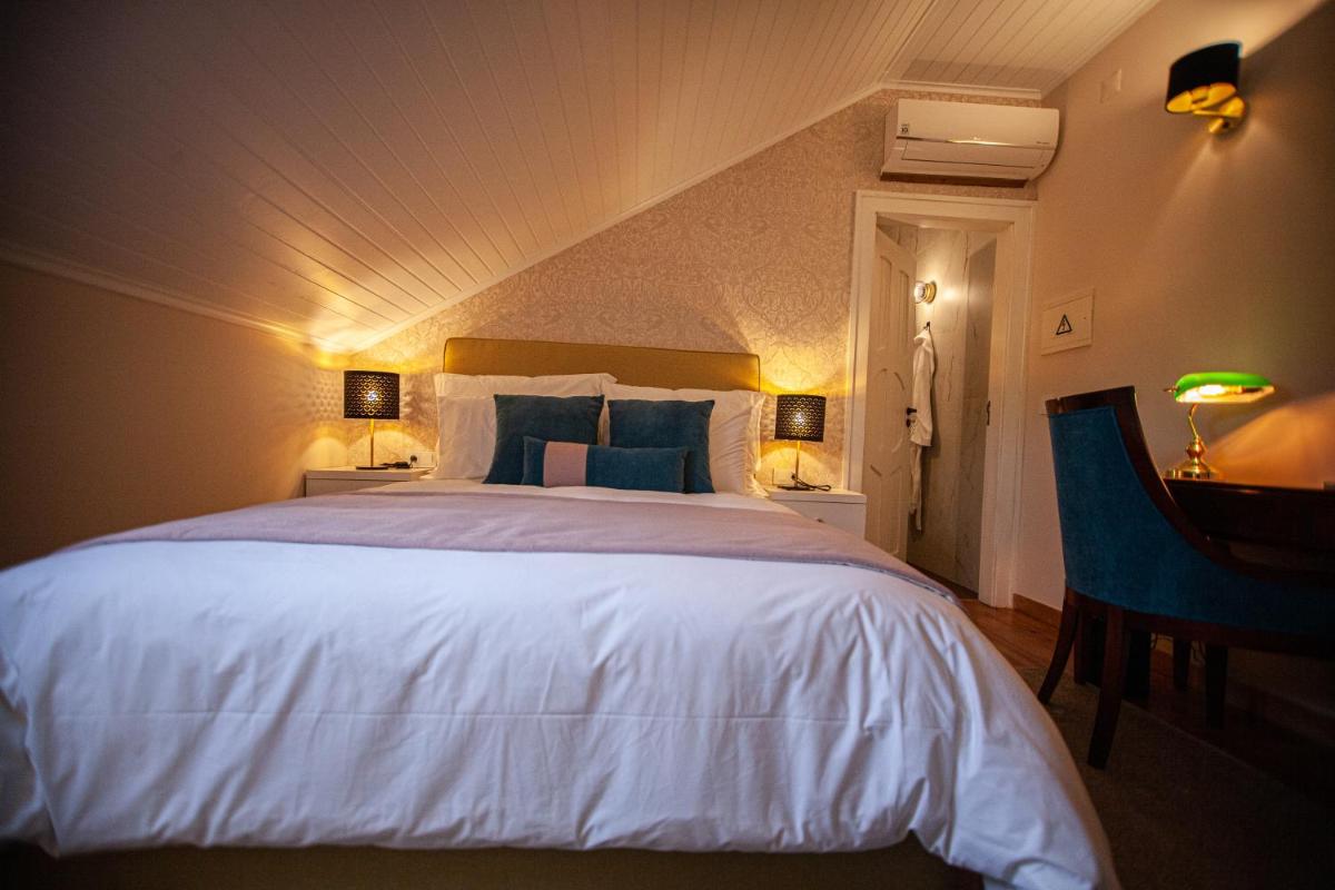 Uma cama ou camas num quarto em Storytellers Palace