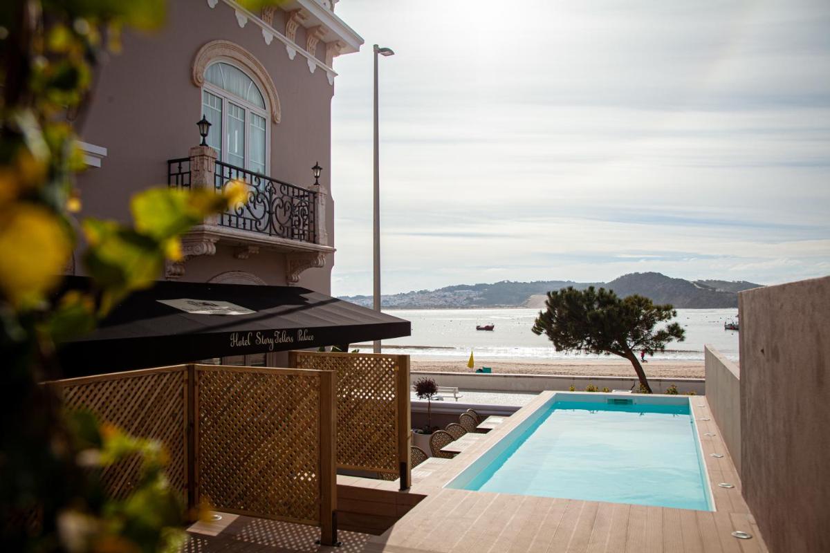 uma casa com piscina em frente a um prédio em Storytellers Palace em São Martinho do Porto