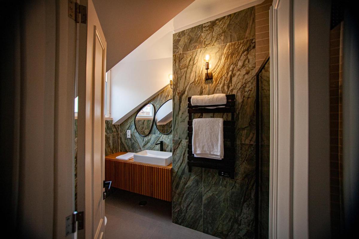 Uma cama ou camas num quarto em Storytellers Palace