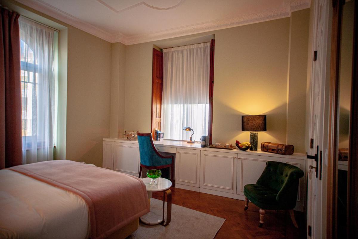 Uma cama ou camas num quarto em Storytellers Palace