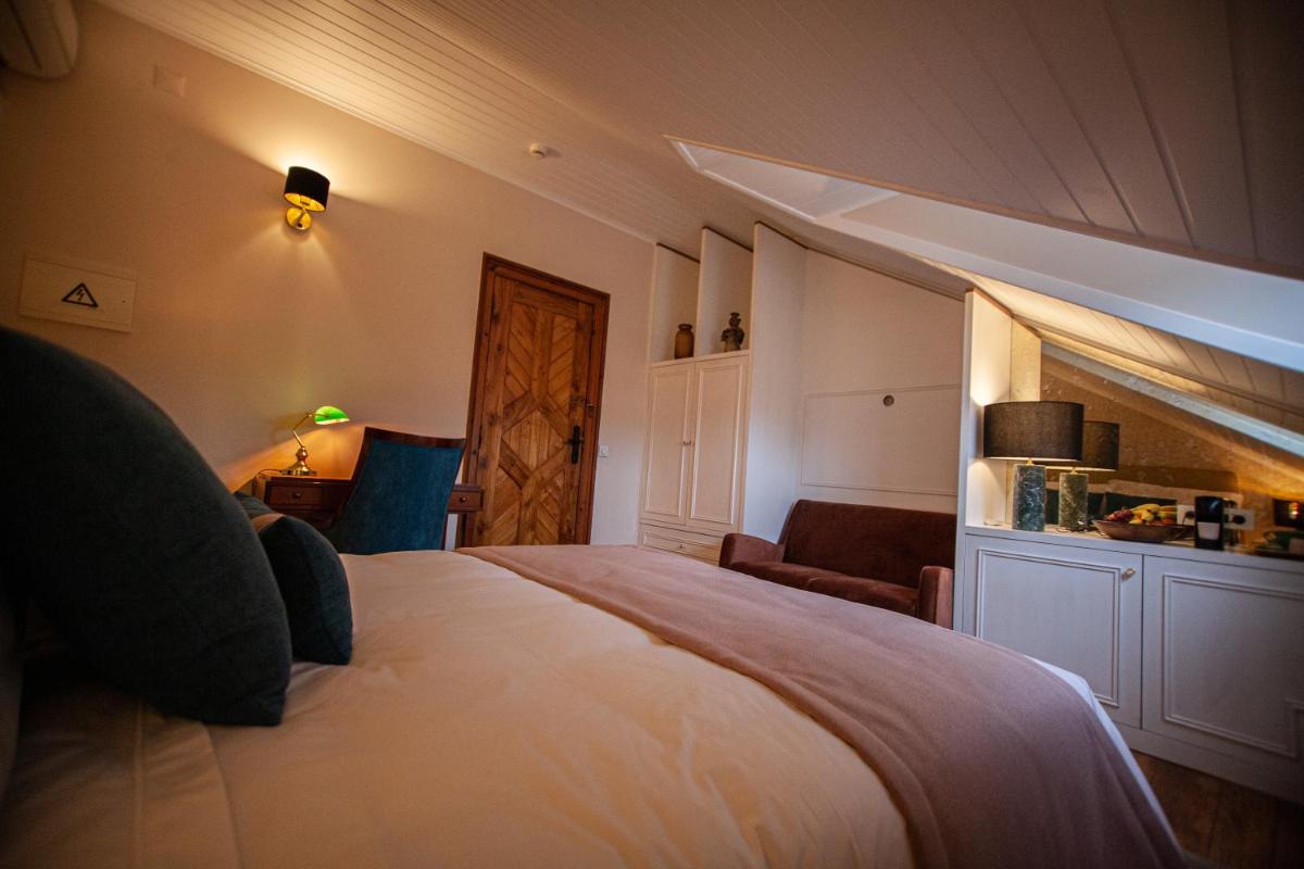 Uma cama ou camas num quarto em Storytellers Palace