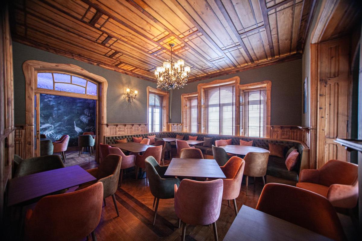 Uma área de estar em Storytellers Palace