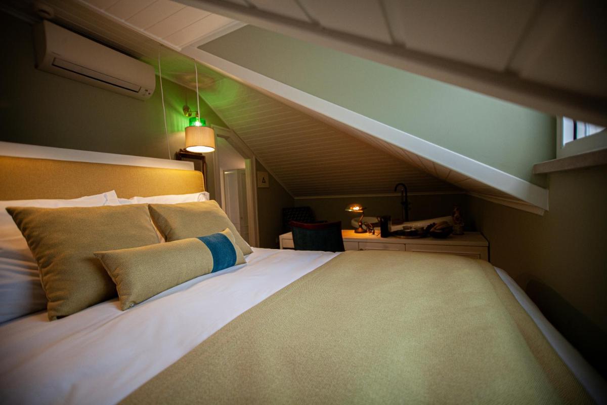 Uma cama ou camas num quarto em Storytellers Palace