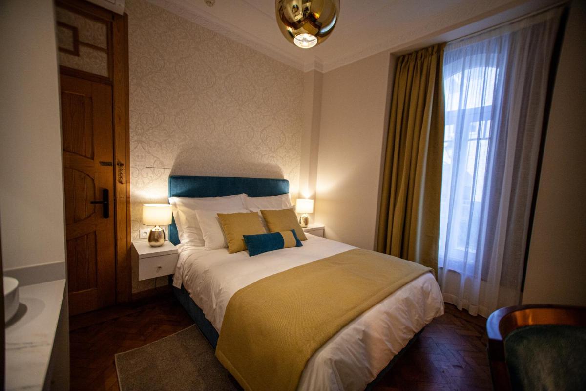 Uma cama ou camas num quarto em Storytellers Palace