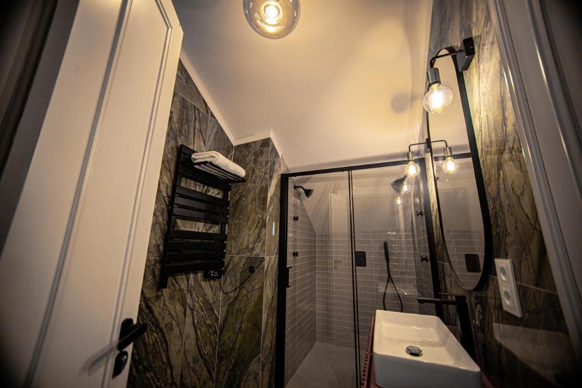 Uma casa de banho em Storytellers Palace