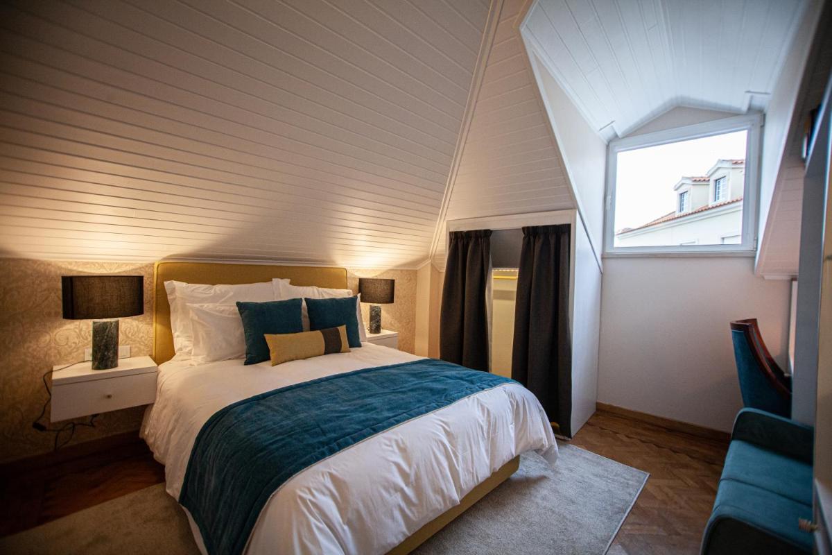 Uma cama ou camas num quarto em Storytellers Palace
