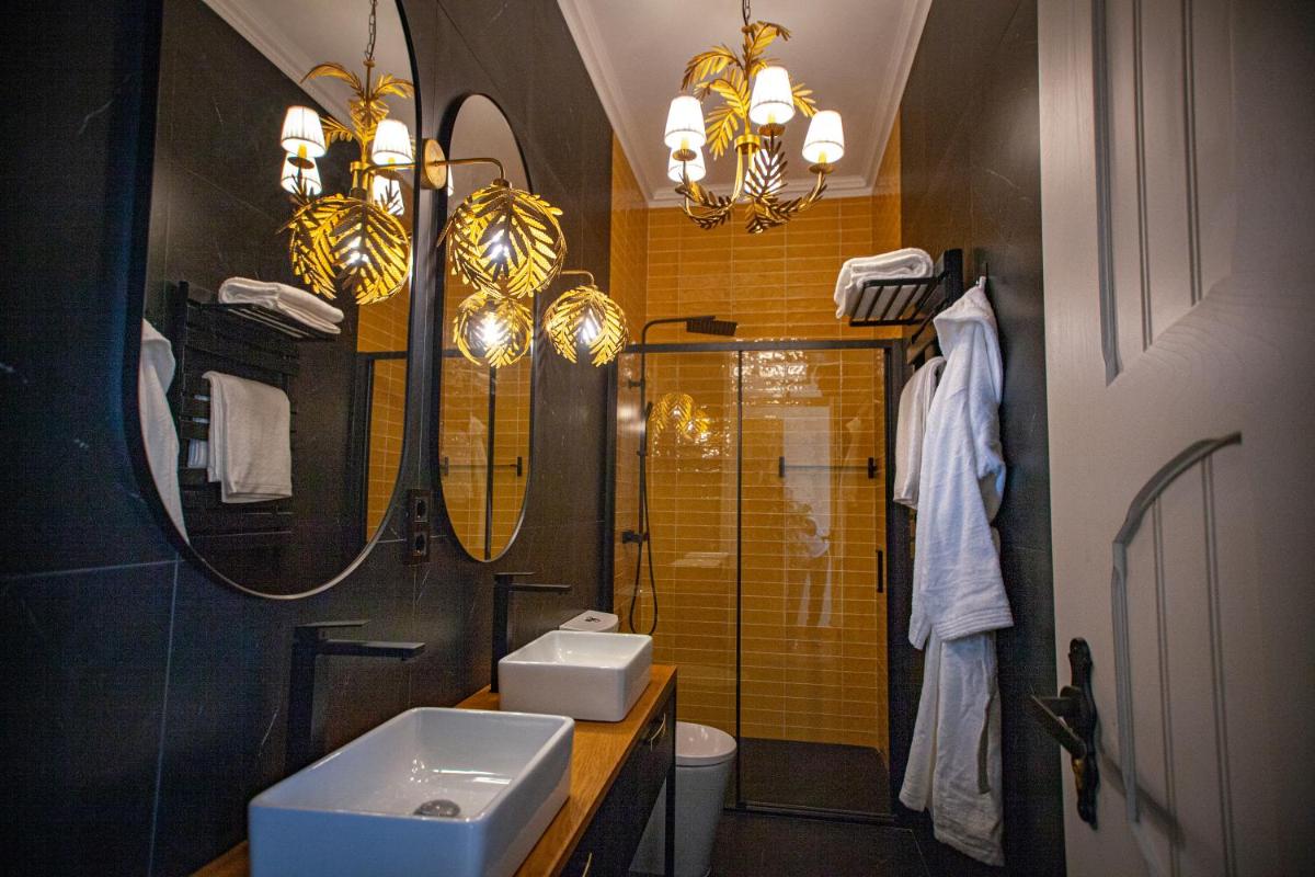 Uma casa de banho em Storytellers Palace