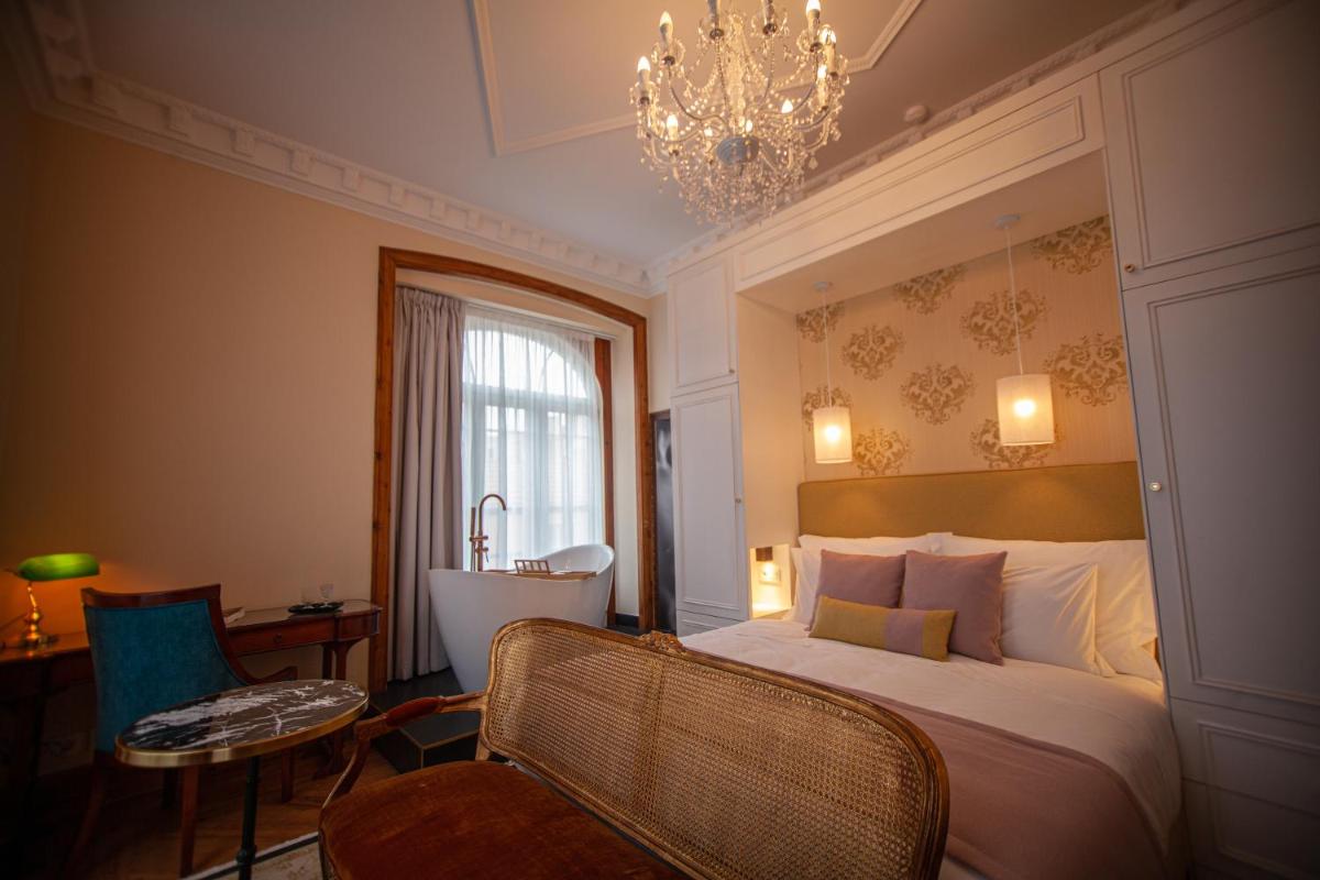Uma cama ou camas num quarto em Storytellers Palace