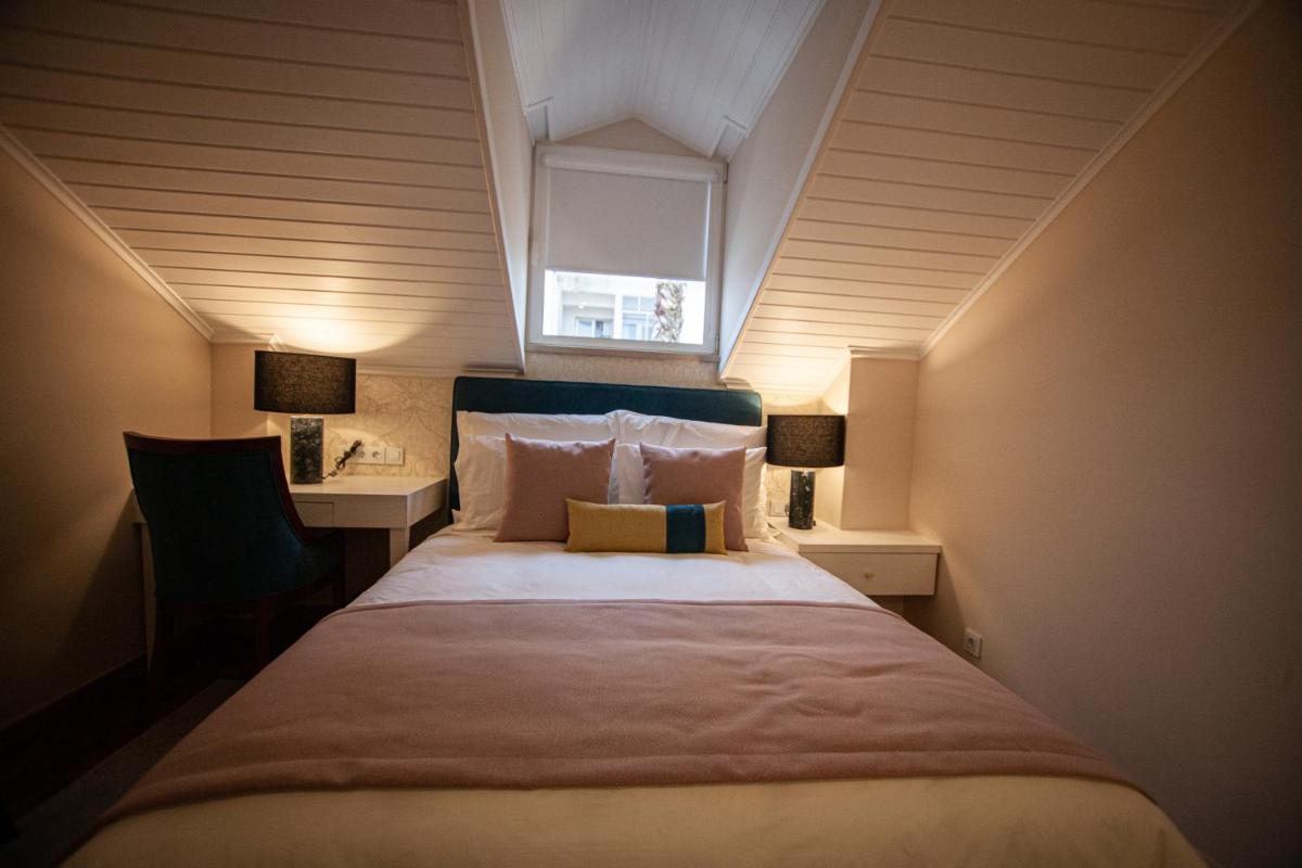 Uma cama ou camas num quarto em Storytellers Palace