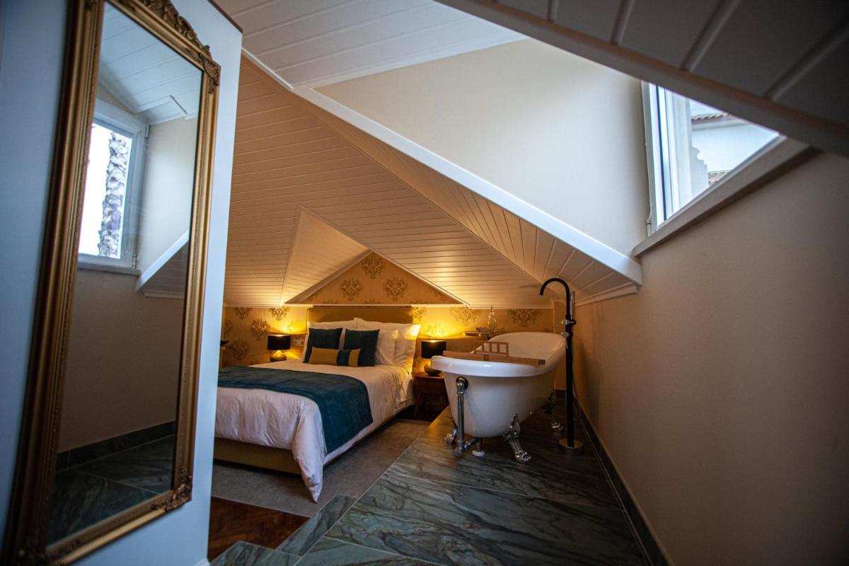 Uma cama ou camas num quarto em Storytellers Palace