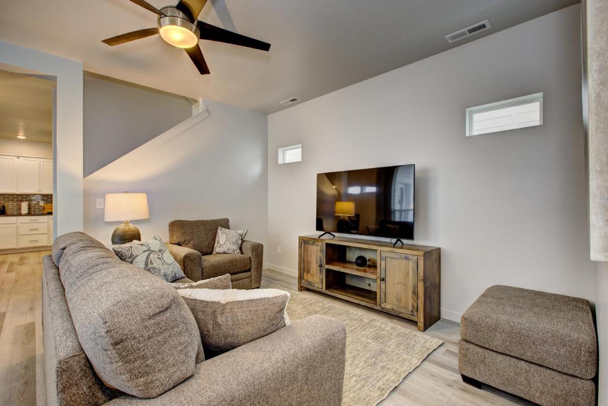 Hygee House Brand New Construction near Ford Idaho Center and I-84! Plush and lavish furniture, warm tones to off-set the new stainless appliances, play PingPong in the garage or basketball at the neighborhood park - Housity