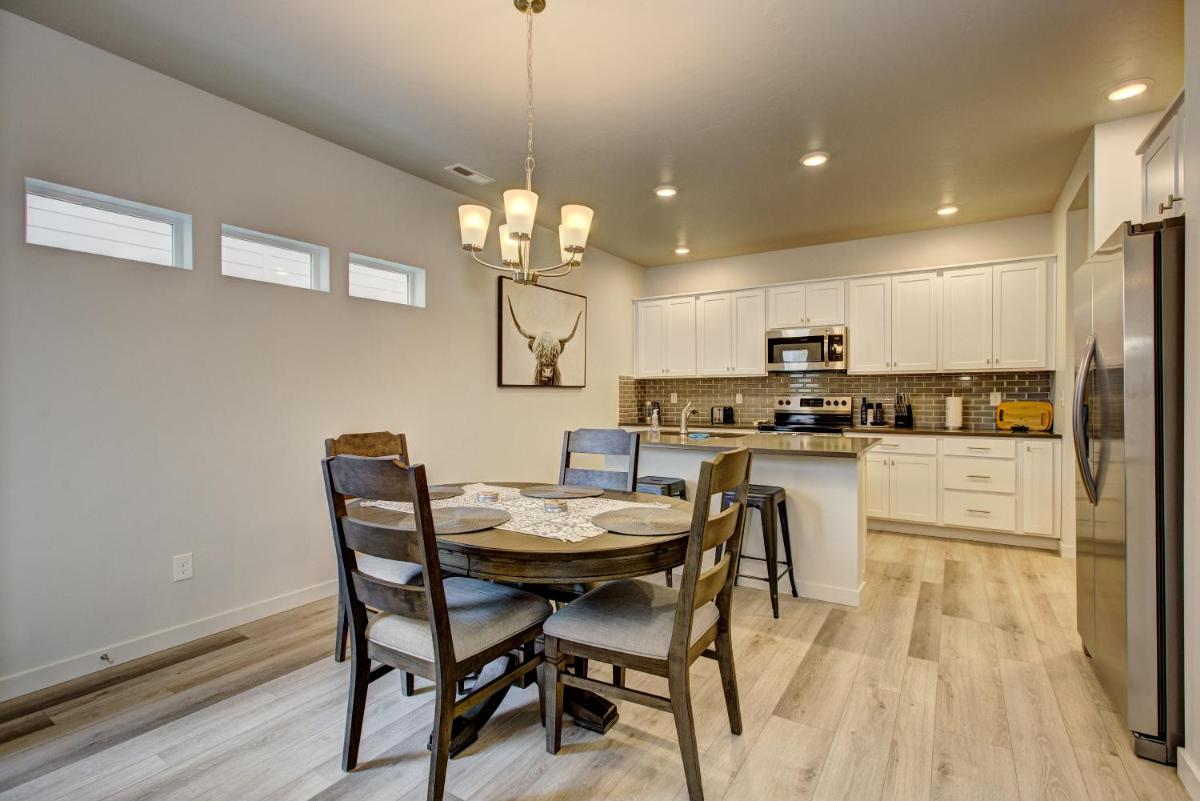 Hygee House Brand New Construction near Ford Idaho Center and I-84! Plush and lavish furniture, warm tones to off-set the new stainless appliances, play PingPong in the garage or basketball at the neighborhood park - Housity