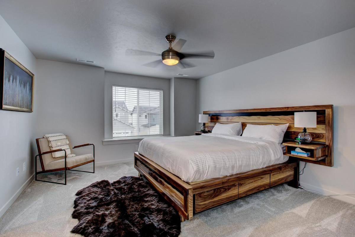 Hygee House Brand New Construction near Ford Idaho Center and I-84! Plush and lavish furniture, warm tones to off-set the new stainless appliances, play PingPong in the garage or basketball at the neighborhood park - Housity