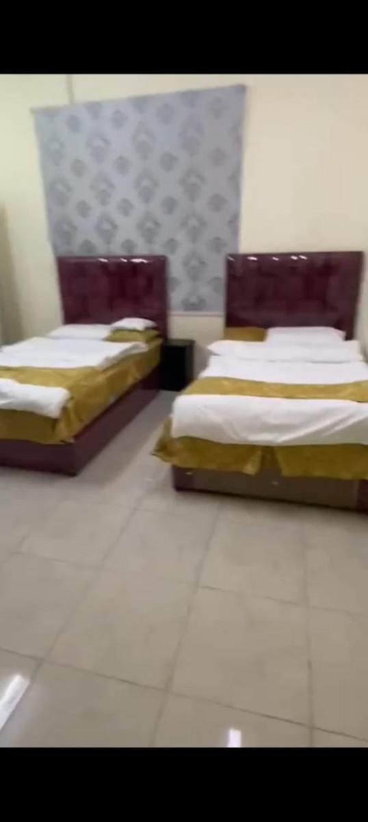 عابر سبيل اشبيلية عزاب Just Men - Housity