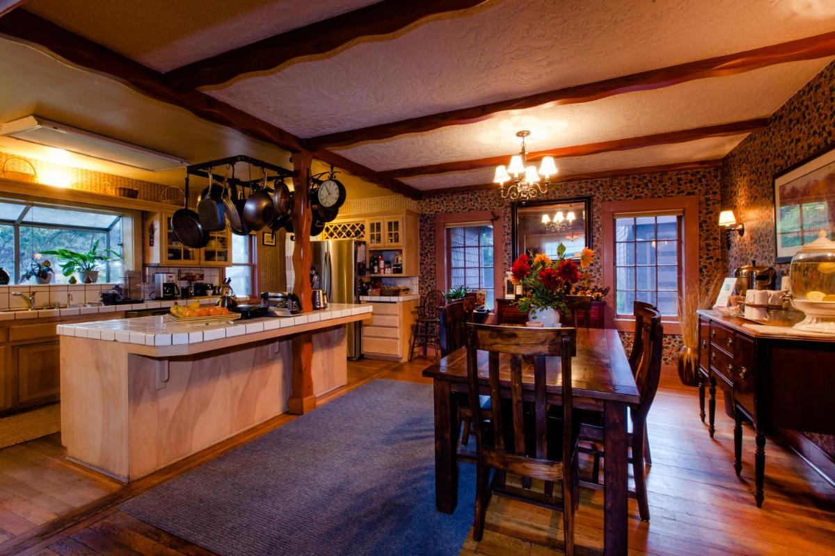 Strawberry Valley Inn - Housity