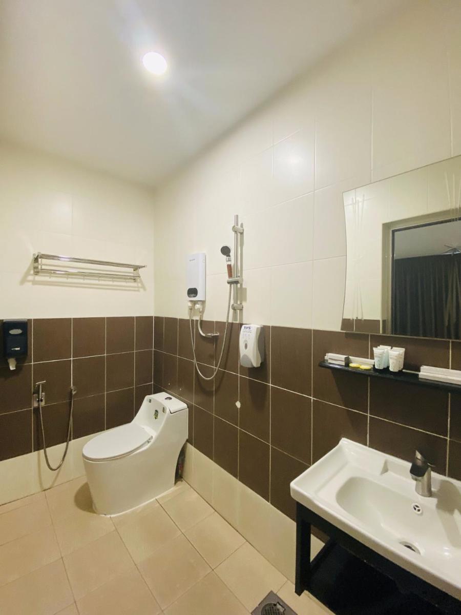 U and Me Hotel KULAI - Housity