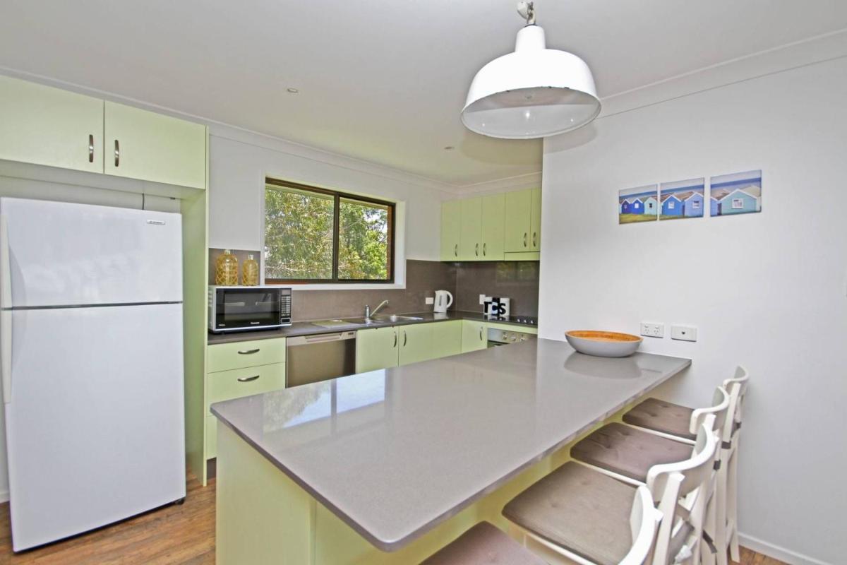 Red Door Beach House - Housity