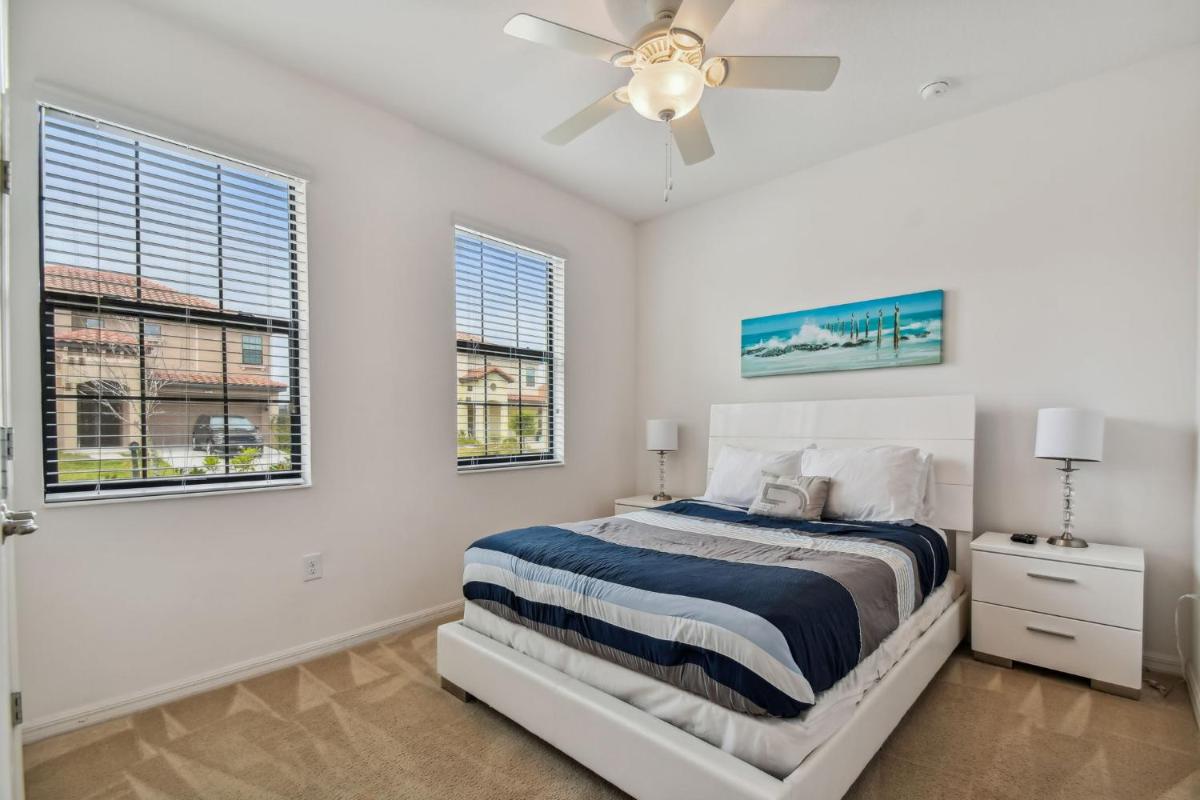 Large family friendly Vacation Home, Private Pool, Golf course location, Nr Orlando Disney Parks Florida - Housity