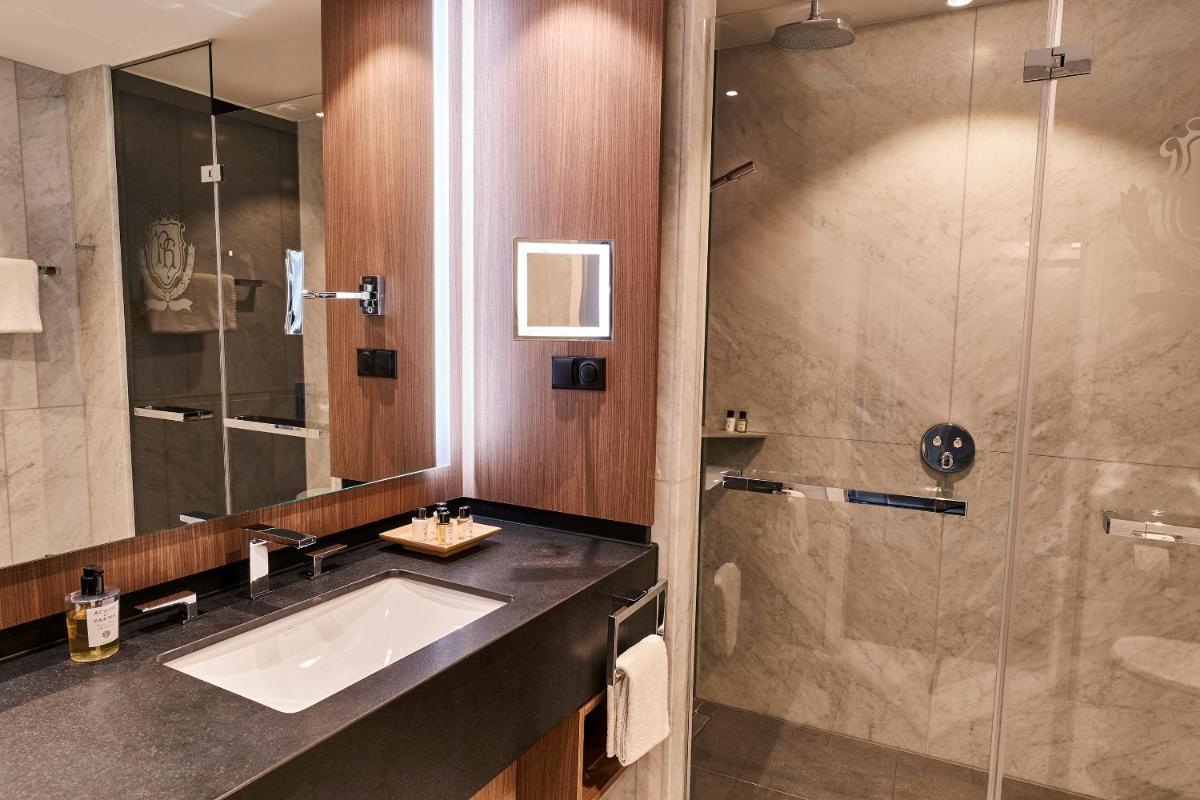 Ein Badezimmer in der Unterkunft Steigenberger Icon Parkhotel Düsseldorf