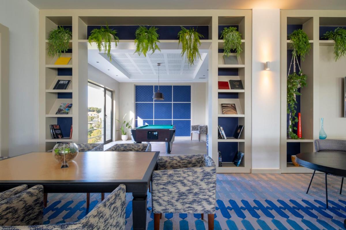 sala de estar con mesa, sillas y mesa de billar en Eurostars Sitges, en Sitges