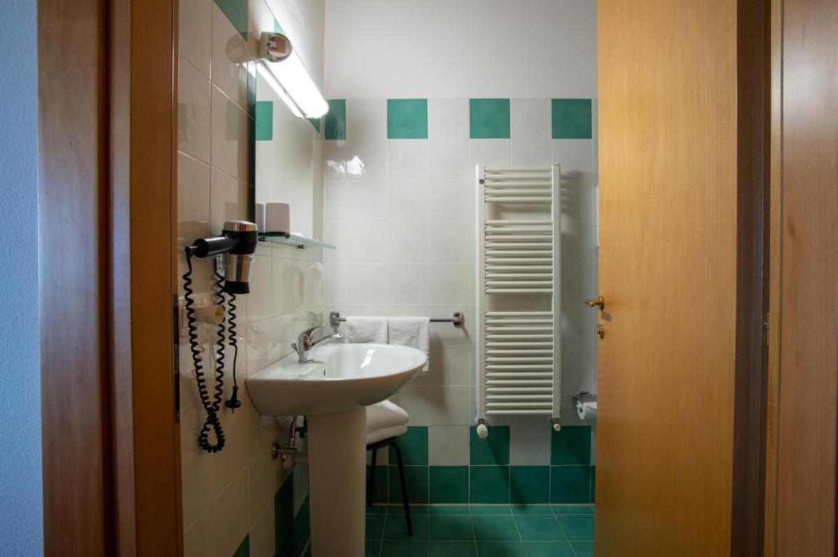 Hotel Caneo - Housity