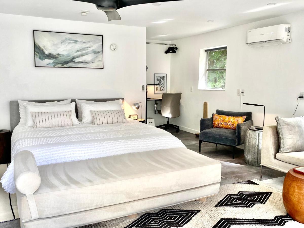 Bright And Airy King Studio On Green One Half Acre - Housity
