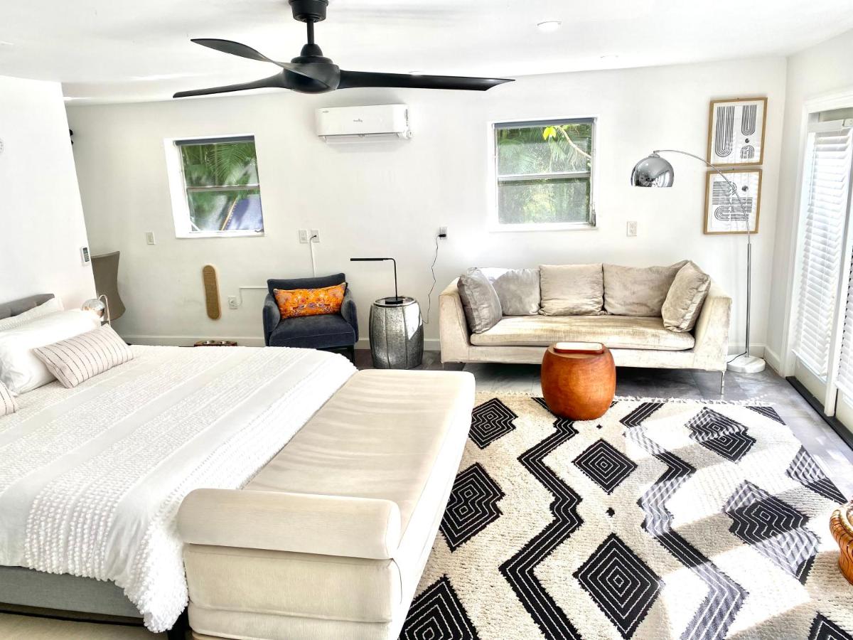 Bright And Airy King Studio On Green One Half Acre - Housity