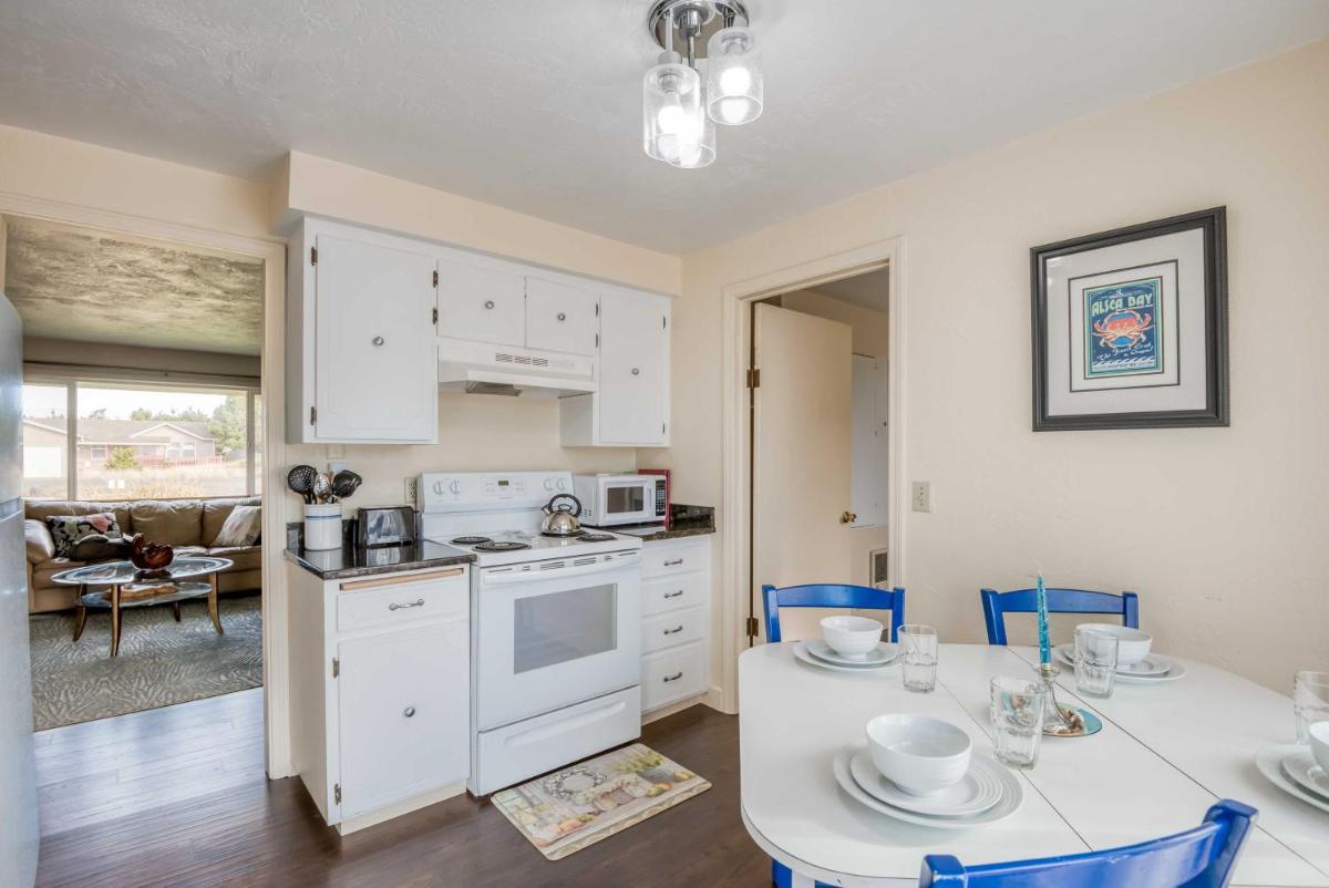Shore Delight Waldport Home and Deck, Walk to Beach - Housity