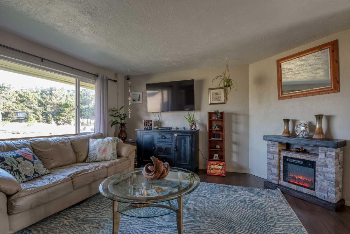 Shore Delight Waldport Home and Deck, Walk to Beach - Housity