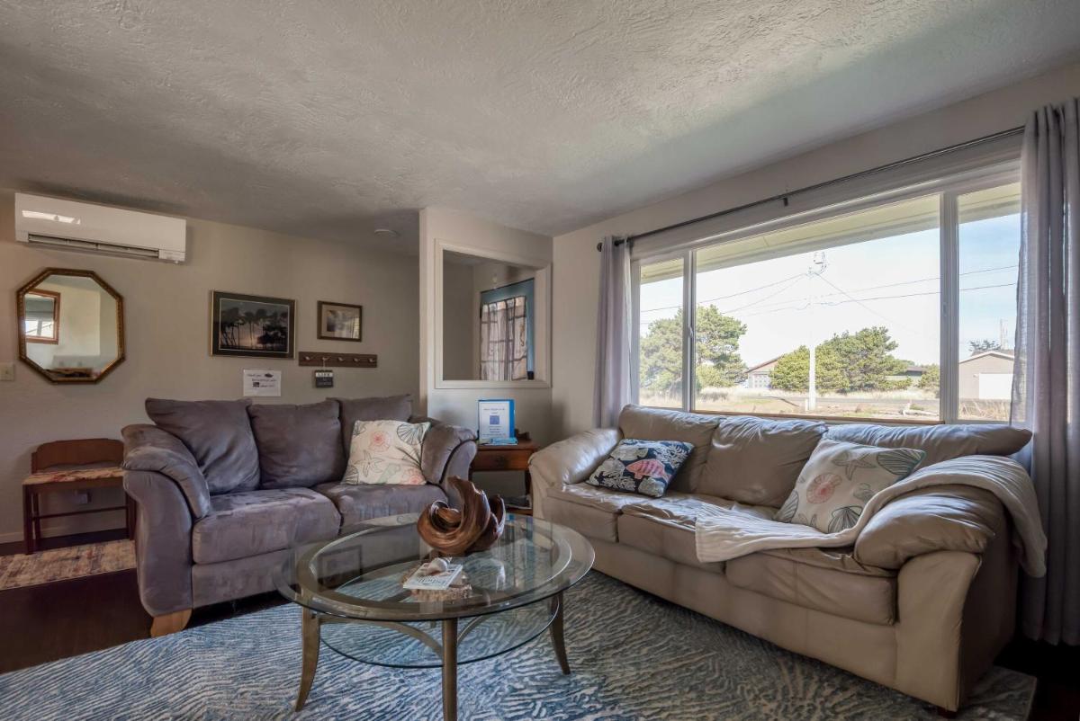 Shore Delight Waldport Home and Deck, Walk to Beach - Housity