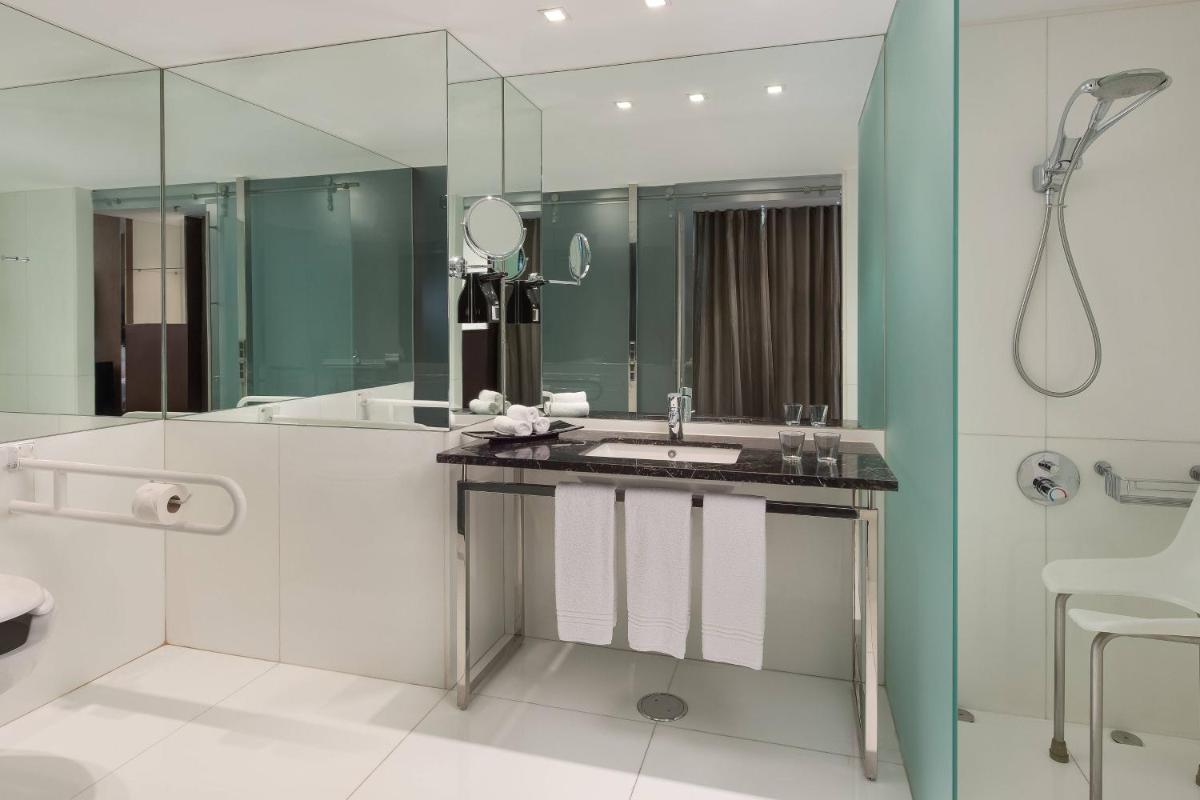 Uma casa de banho em Sheraton Lisboa Hotel & Spa