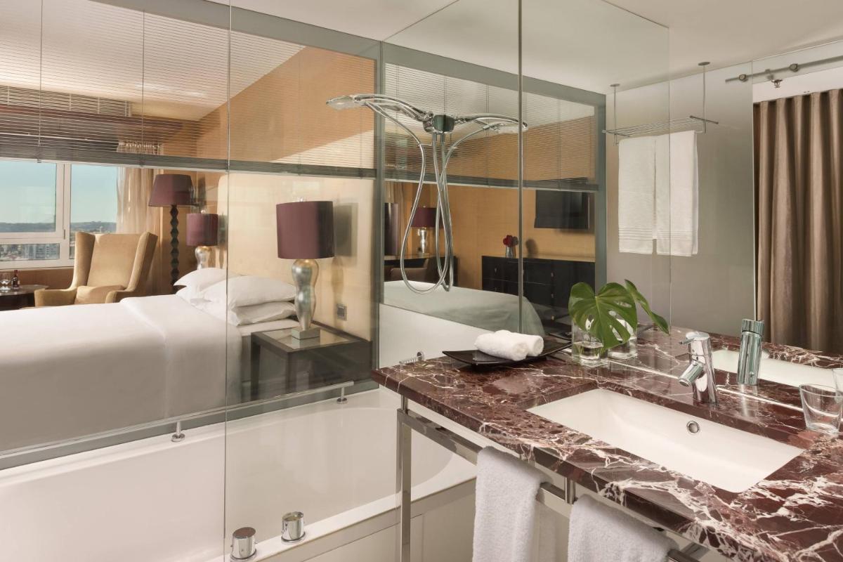 Uma cama ou camas num quarto em Sheraton Lisboa Hotel & Spa