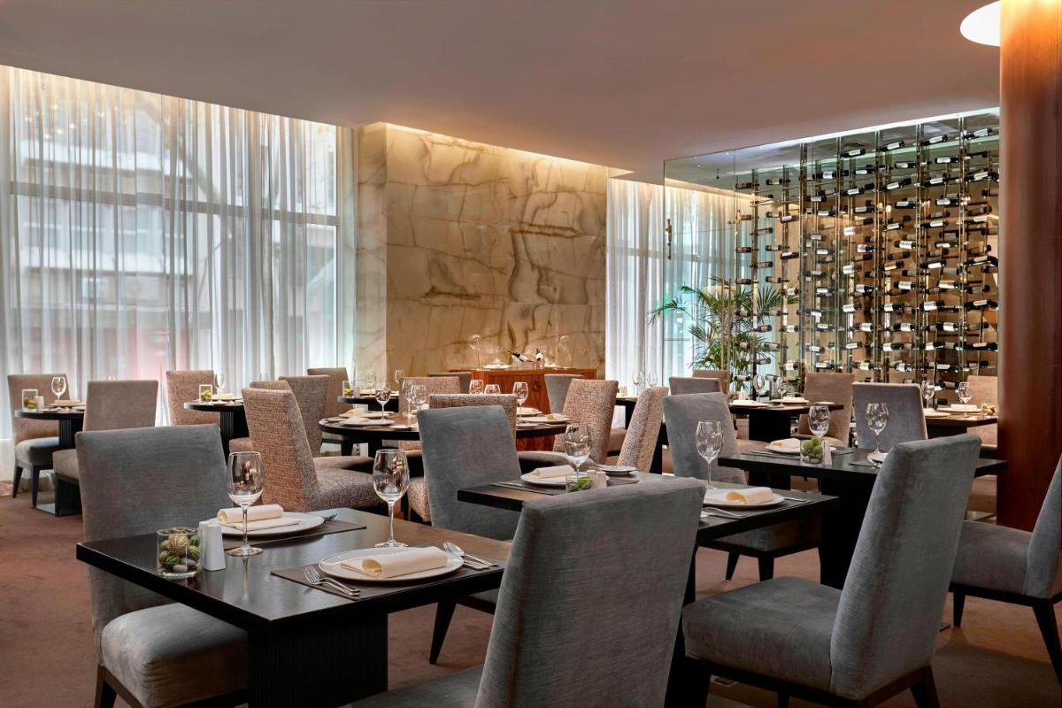 um restaurante com mesas e cadeiras e uma adega em Sheraton Lisboa Hotel & Spa em Lisboa