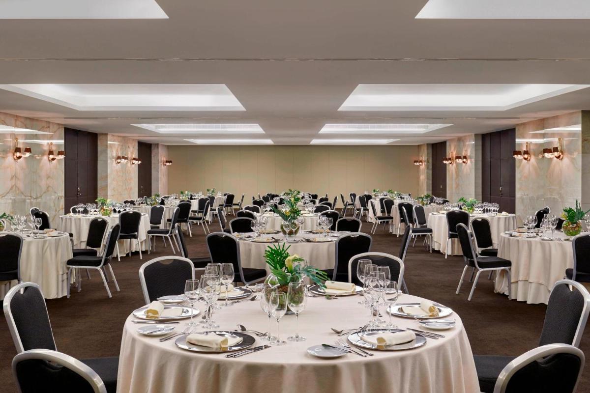 uma sala de banquetes com mesas e cadeiras com lençóis brancos em Sheraton Lisboa Hotel & Spa em Lisboa mais 109 fotografias