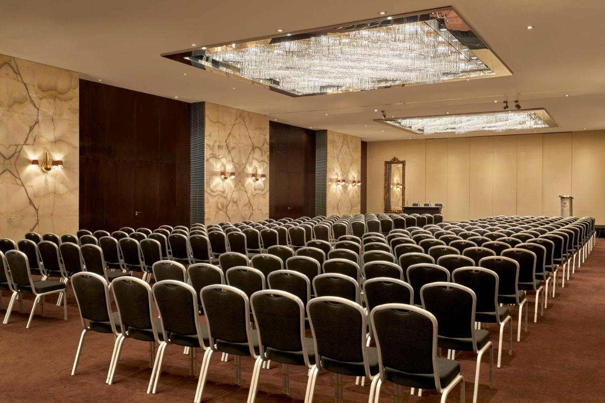 A área empresarial e/ ou a sala de conferências de Sheraton Lisboa Hotel & Spa
