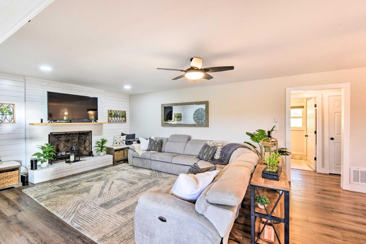 Townville Lake House with Private Dock, Kayaks! - Housity