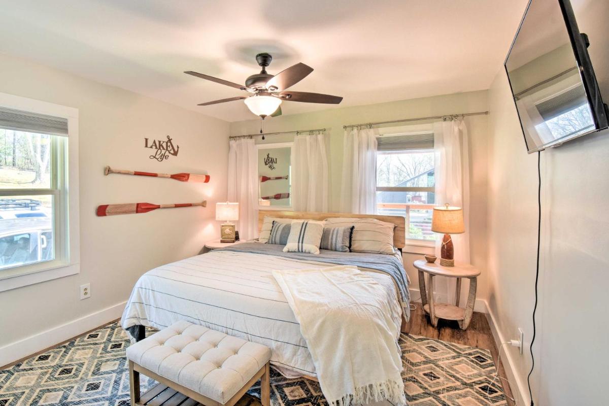 Townville Lake House with Private Dock, Kayaks! - Housity