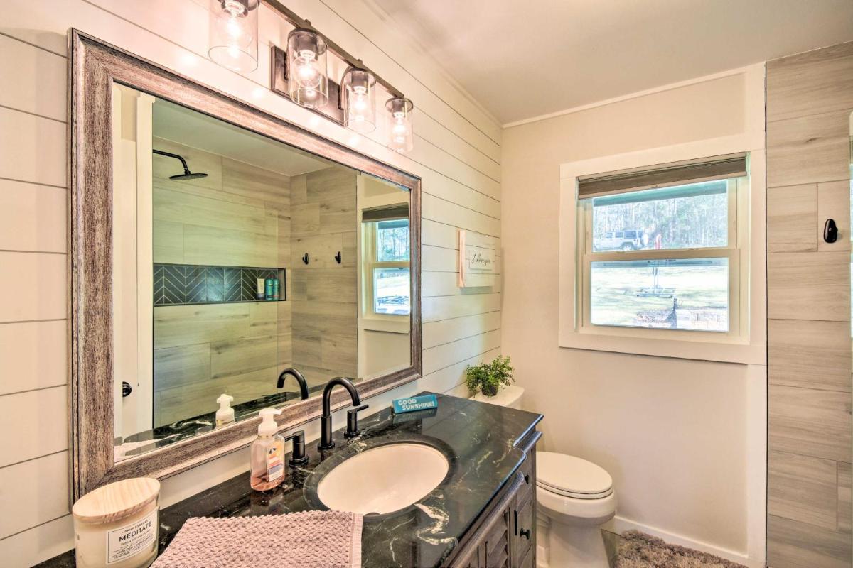 Townville Lake House with Private Dock, Kayaks! - Housity