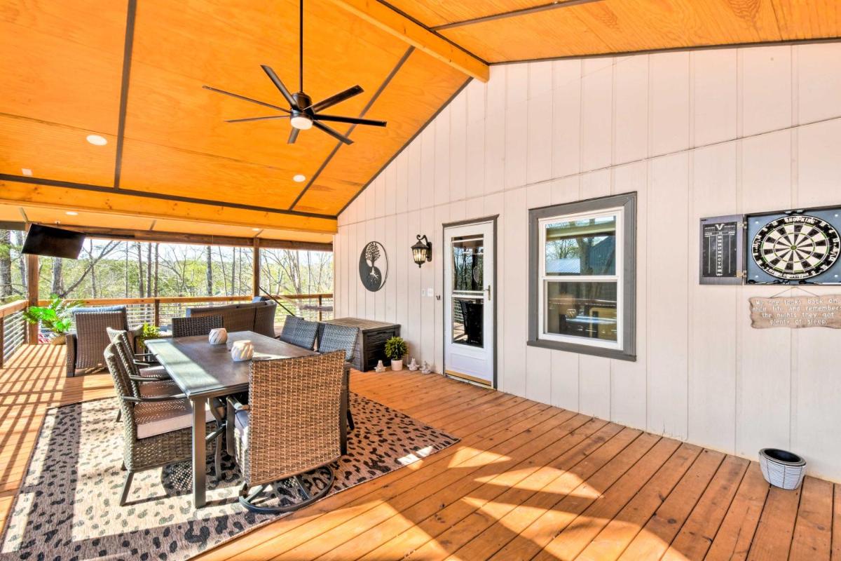 Townville Lake House with Private Dock, Kayaks! - Housity