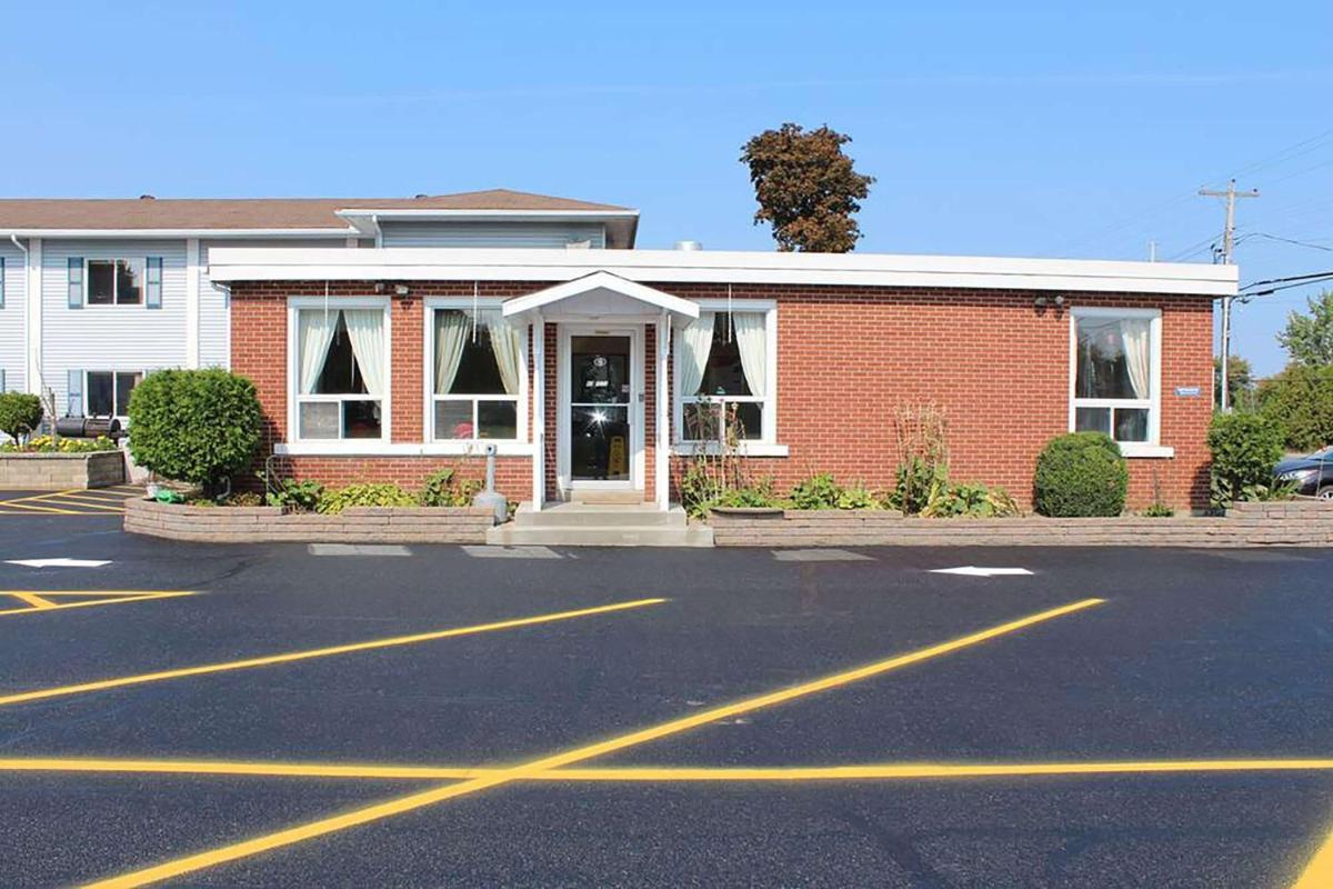 Super 8 by Wyndham Pembroke - Housity